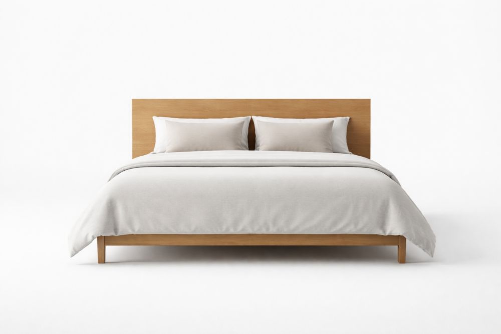 Letto matrimoniale in legno massello con cuscini e copripiumino in cotone