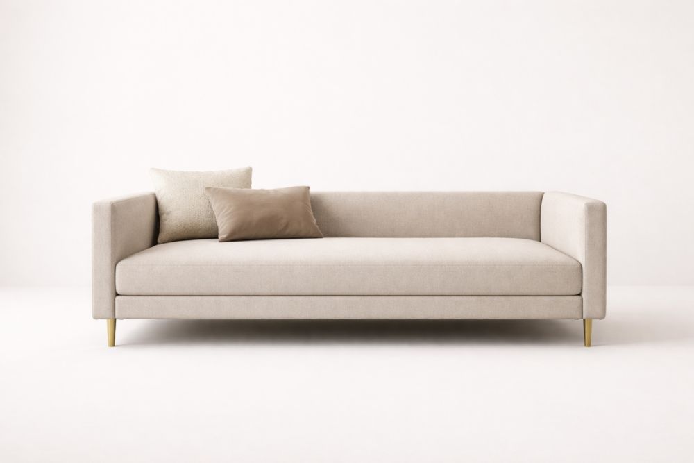 Divano in tessuto beige con cuscini