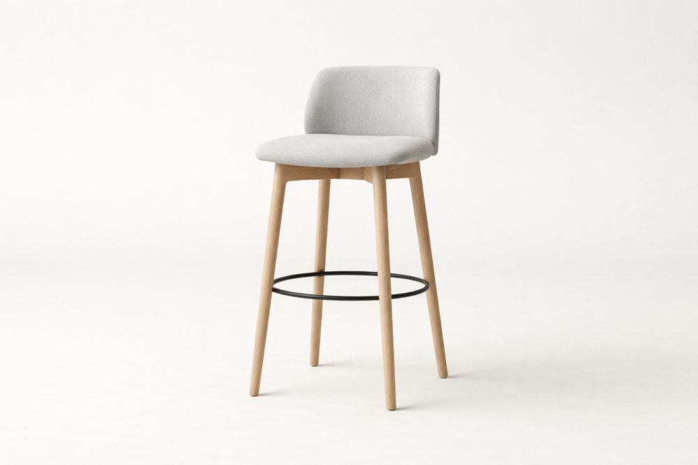 Sgabello in tessuto grigio chiaro con gambe in legno di quercia e poggiapiedi in acciaio