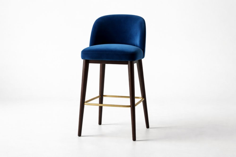 Sgabello in velluto blu con gambe in legno di quercia e poggiapiedi in acciaio dorato