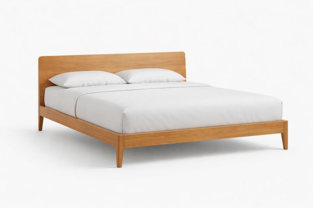 Letto matrimoniale in legno di rovere chiaro con materasso e cuscini