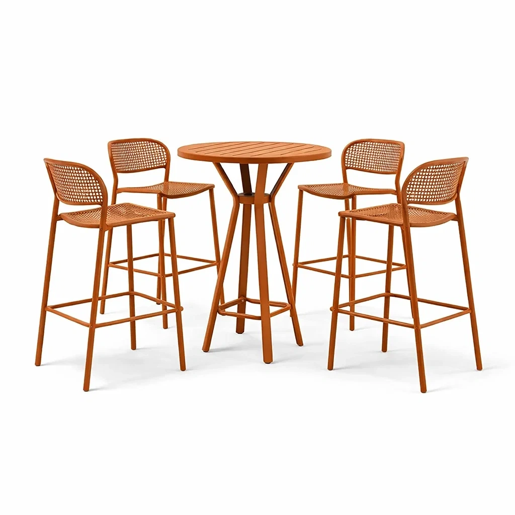 Set tavolo e sgabelli da bar