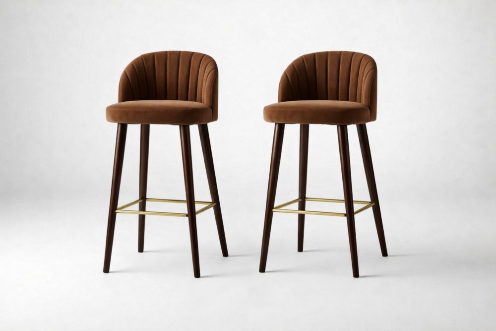 Set di 2 sgabelli da bar in velluto marrone con struttura in legno massello e poggiapiedi in alluminio