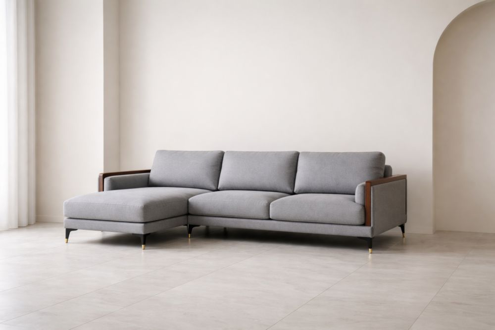 Divano angolare in tessuto grigio con dettagli in legno e gambe in metallo