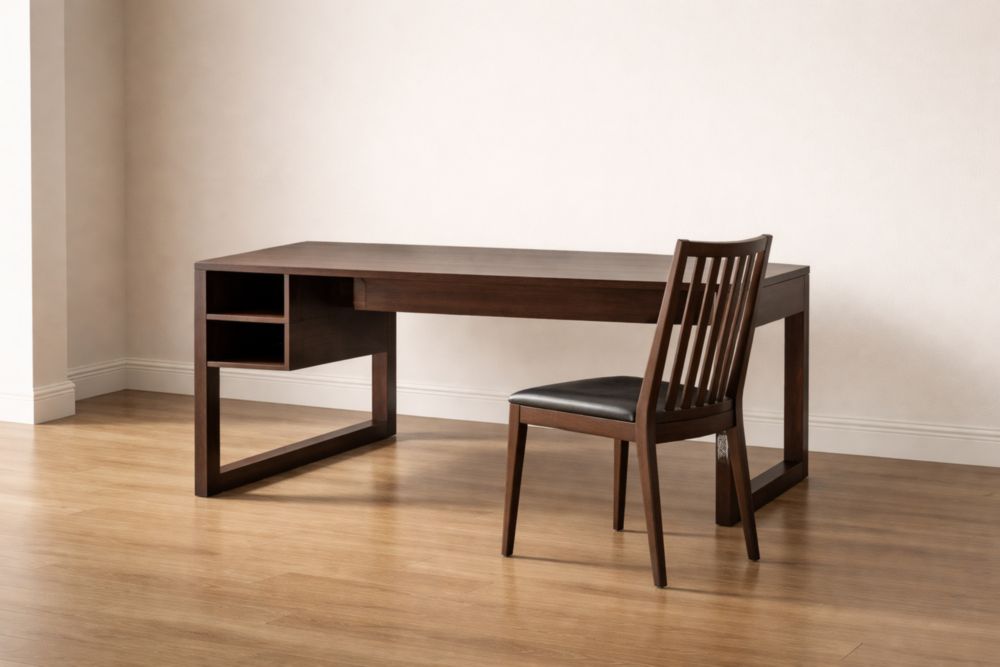 Scrivania e sedia in legno massello marrone con ripiani
