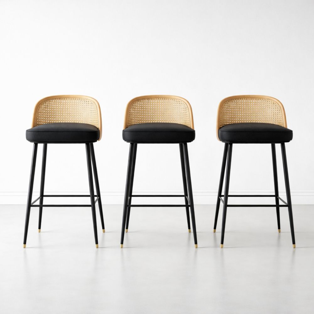 Set di 3 sgabelli alti con schienale in rattan, seduta imbottita tessuto nero, gambe in metallo