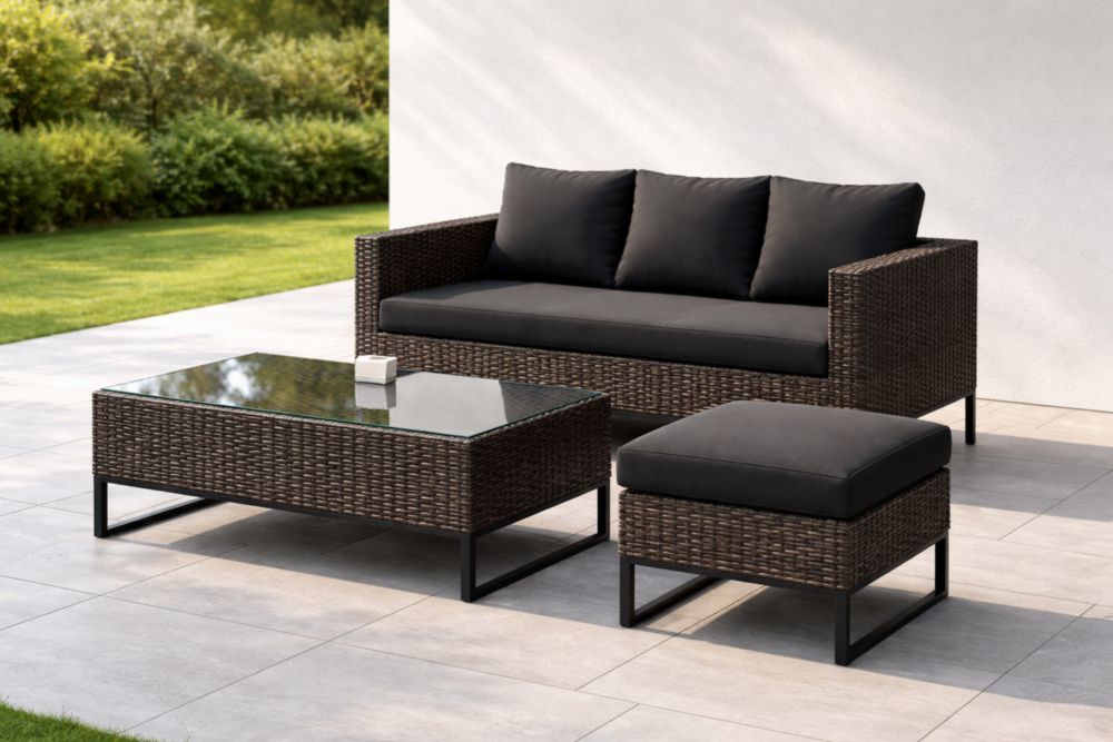 Ensemble de mobilier de jardin en résine tressée avec verre - canapé trois places, table basse en verre trempé, pouf - coussins noirs-Decorivio