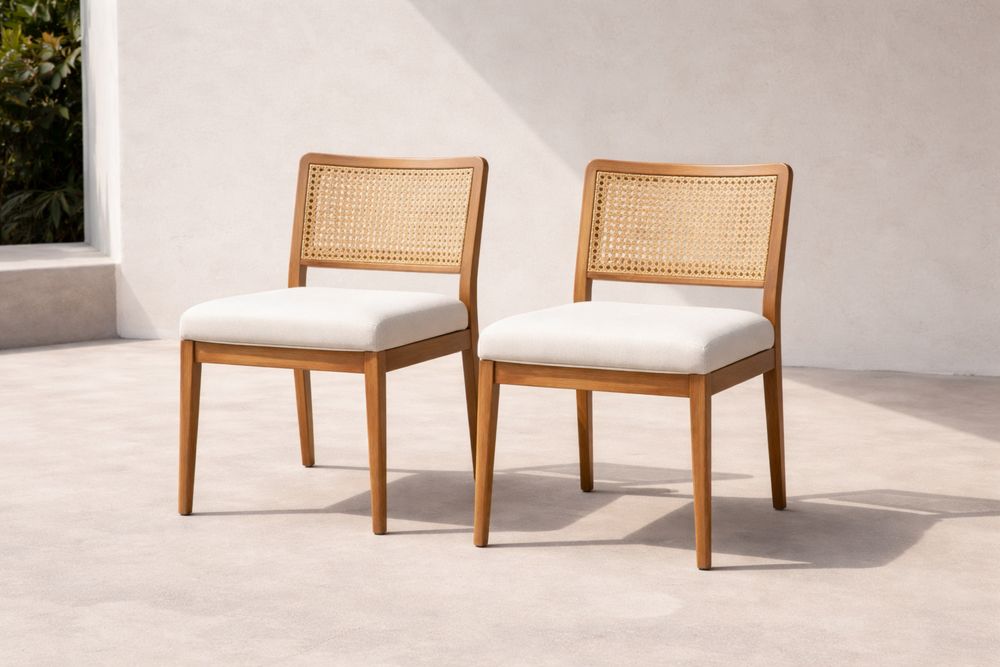 Chaises en bois avec dossier en rotin et assise en tissu blanc
