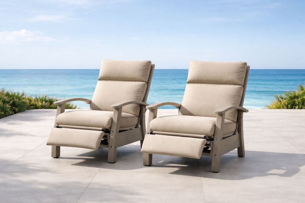 Chaises longues en bois et tissu beige avec repose-pieds