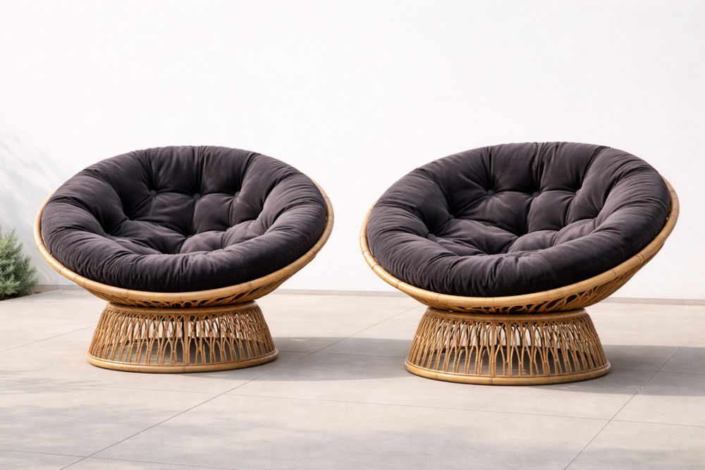 Chaises en rotin avec coussin noir