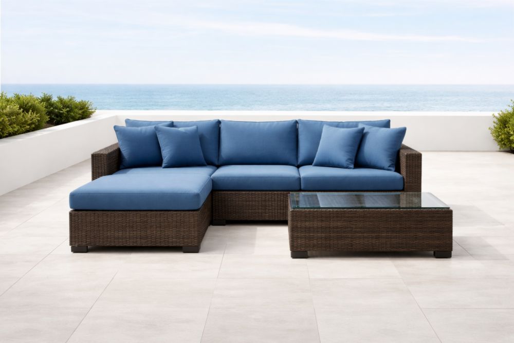 Canapé d'angle en résine tressée marron avec coussins polyester bleus et table basse en verre