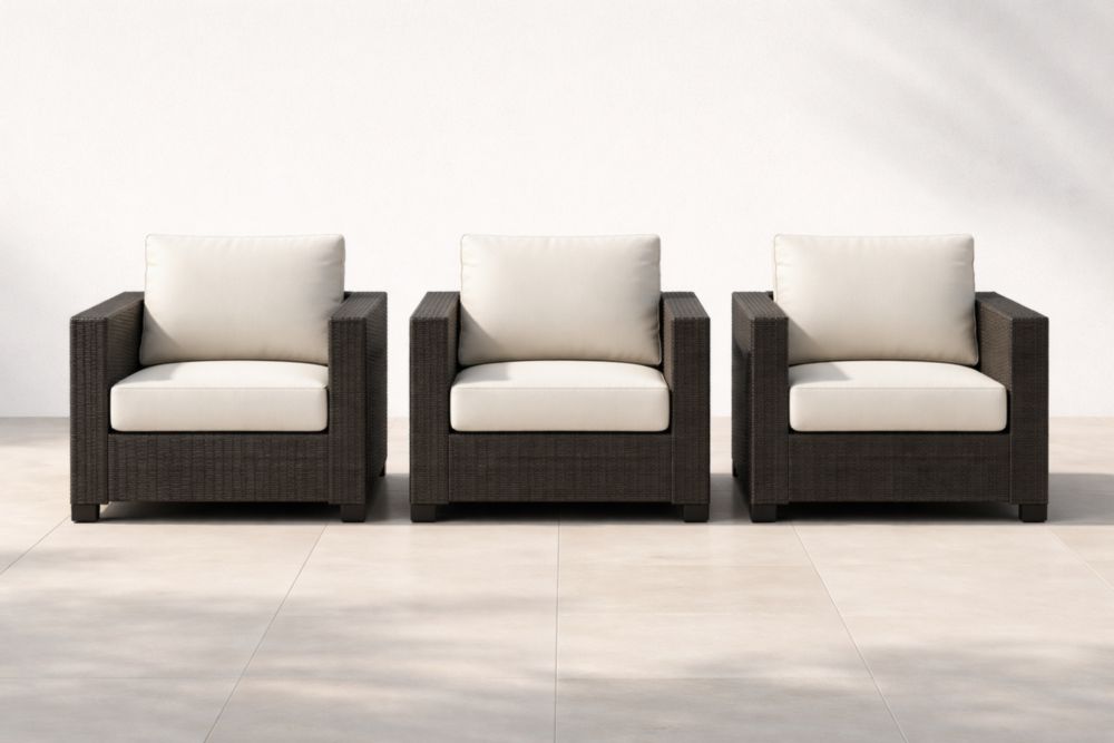 Fauteuils d'extérieur en résine tressée marron avec coussins beige