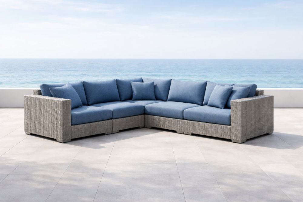 Canapé d'angle en résine tressée avec coussins en tissu bleu