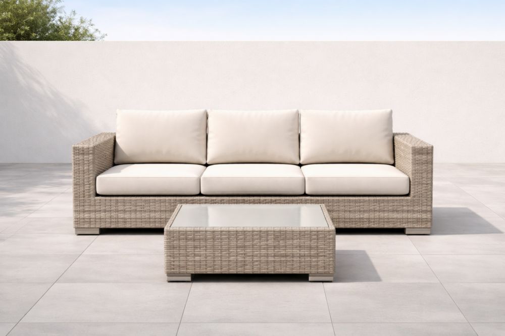 Canapé d'extérieur en résine tressée 3 places avec coussins beiges et table basse en verre