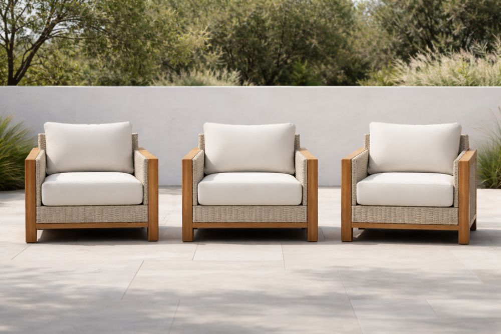 Lot de 3 Fauteuils d'Extérieur en Bois et Résine avec Coussins Blancs