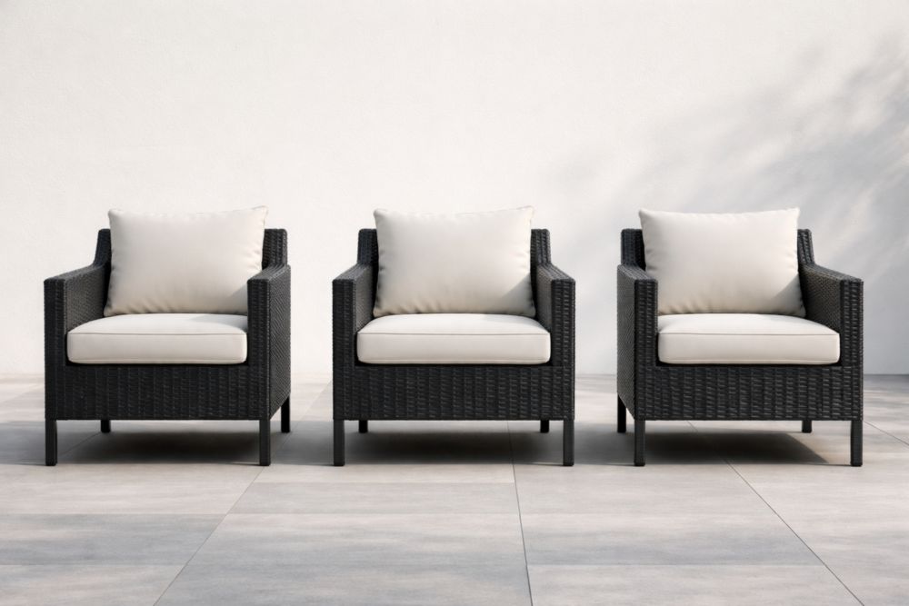 Fauteuil de jardin en rotin synthétique noir avec coussins en tissu ivoire