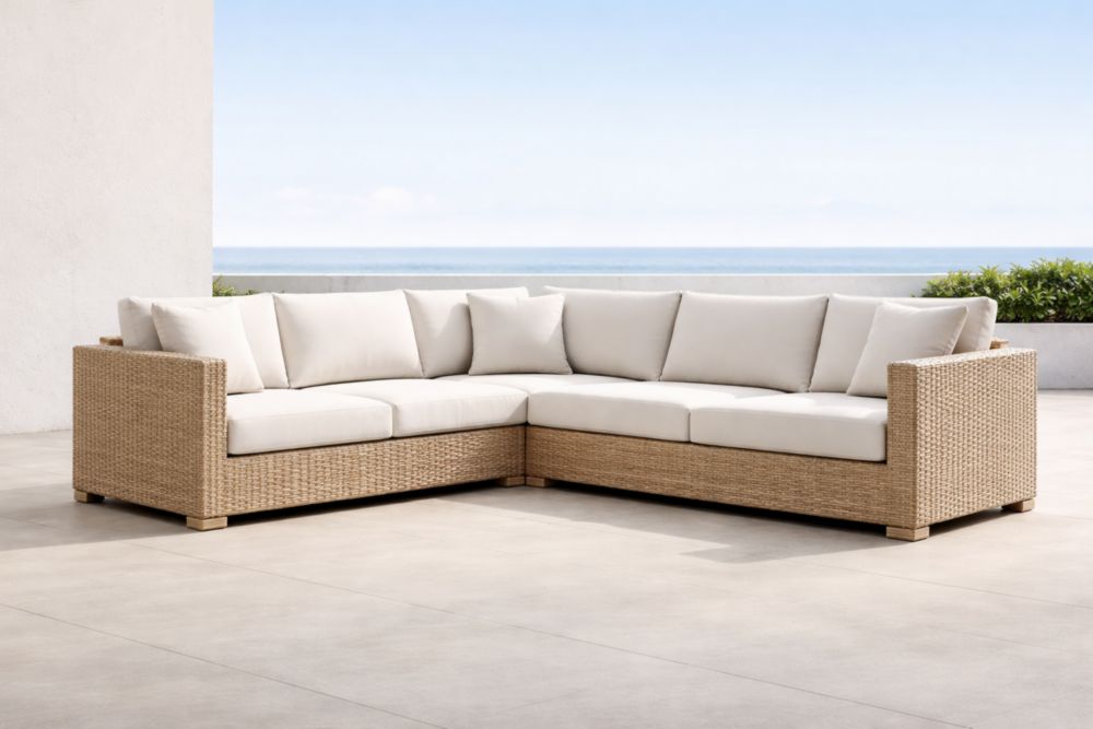 Canapé d'angle extérieur en résine tressée beige avec coussins blancs