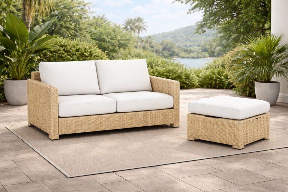 Ensemble canapé et repose-pied en osier synthétique beige et coussins blancs