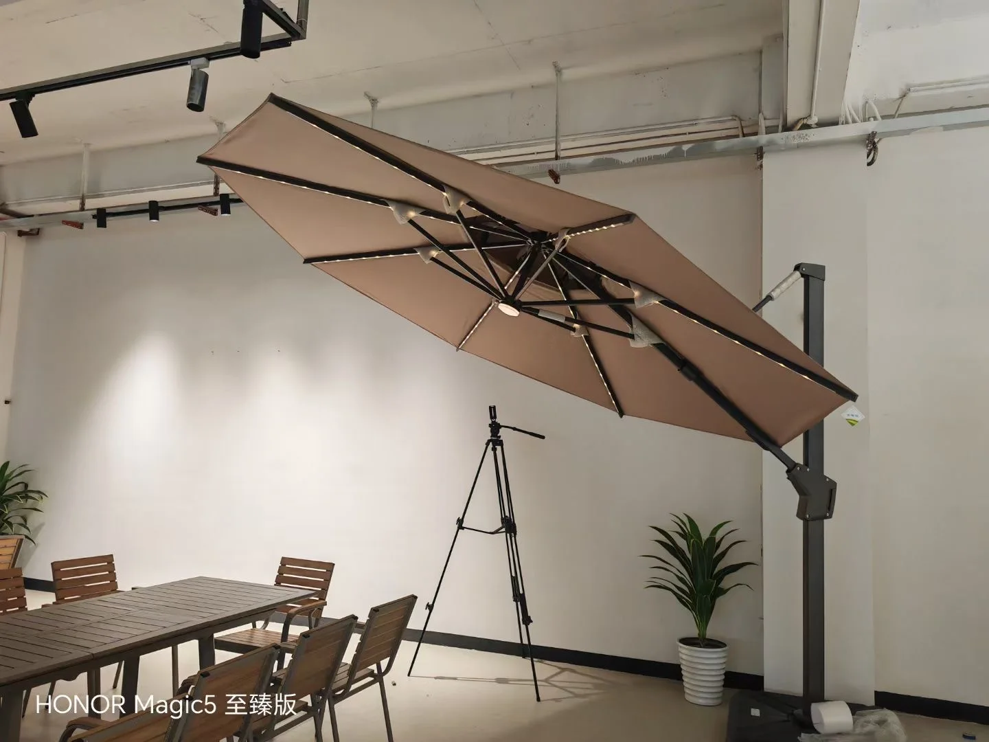 LED Light Parasol Professionnel Luxurious Simulated Beach Sunshade Polyester Umbrella Garden Outdoor Umbrella for Restaurant