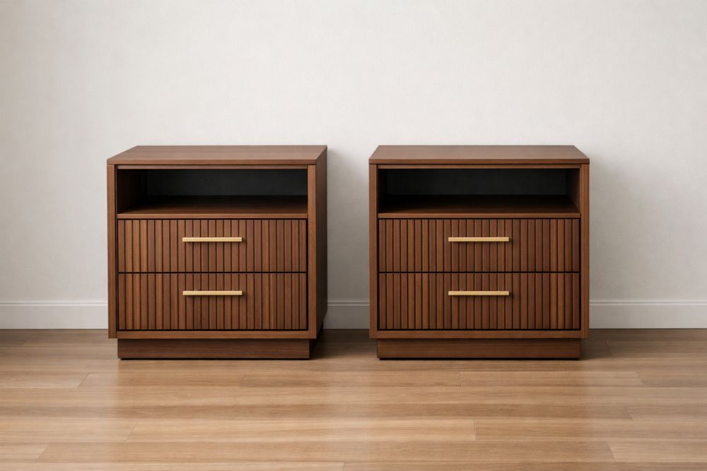 Tables de chevet en bois avec tiroirs et poignées en métal