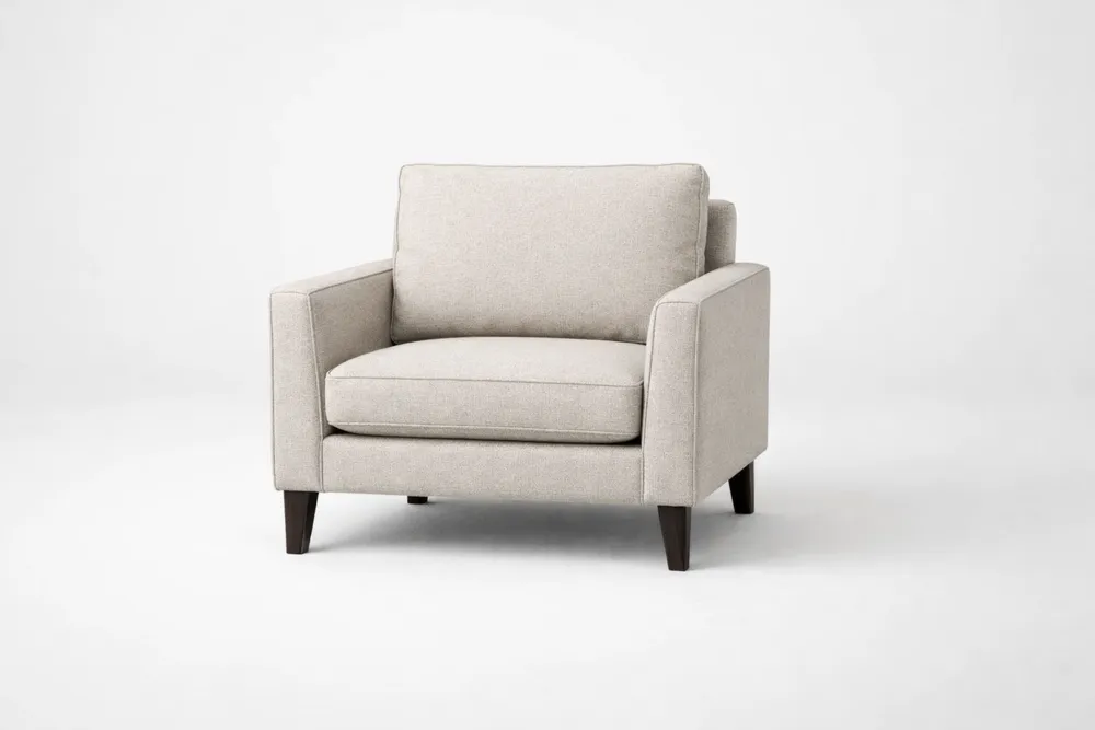 Fauteuil en tissu polyester beige avec pieds en bois de chêne