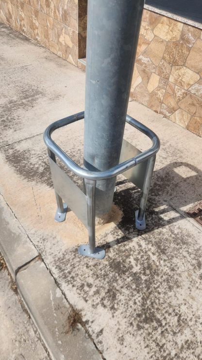 Protector de farolas galvanizado 400x400x600 para atornillar