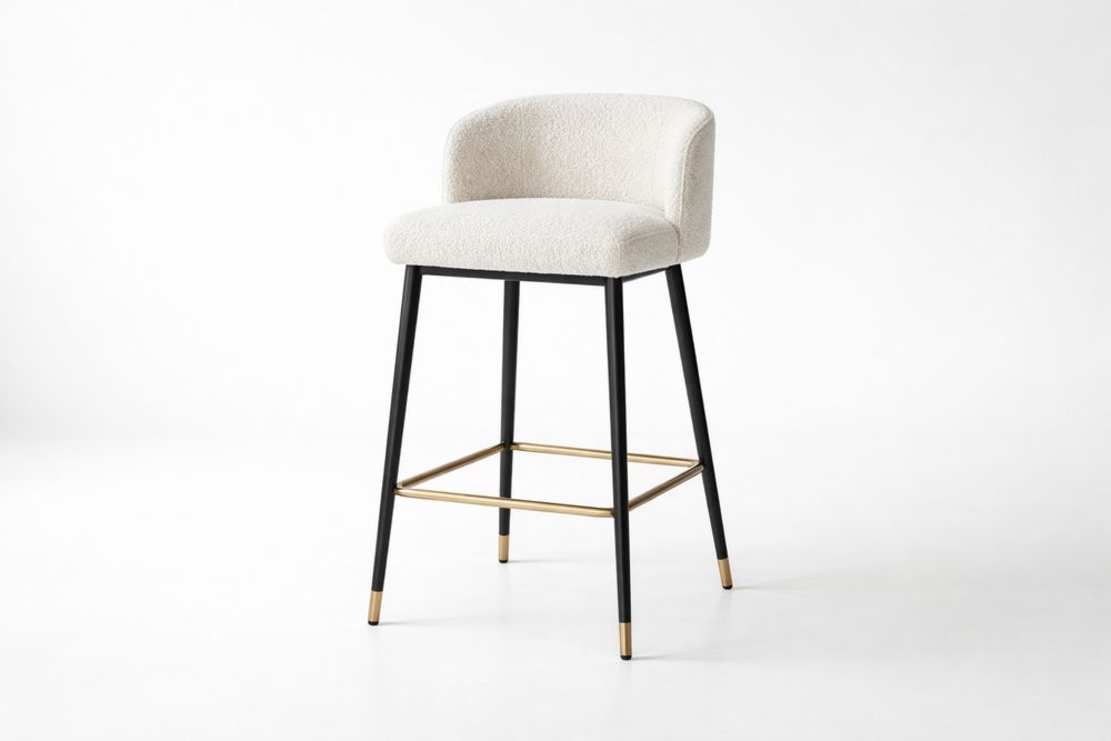 Tabouret de bar en tissu bouclé blanc avec pieds en aluminium noir et repose-pieds en laiton