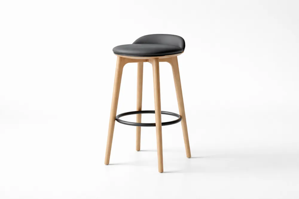 Tabouret de Bar en Bois Massif et Similicuir Noir avec Repose-Pieds en Acier