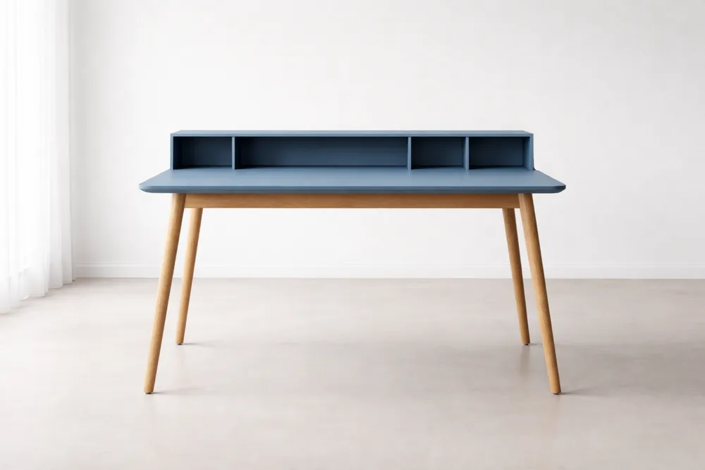 Bureau en bois avec plateau bleu et espaces de rangement