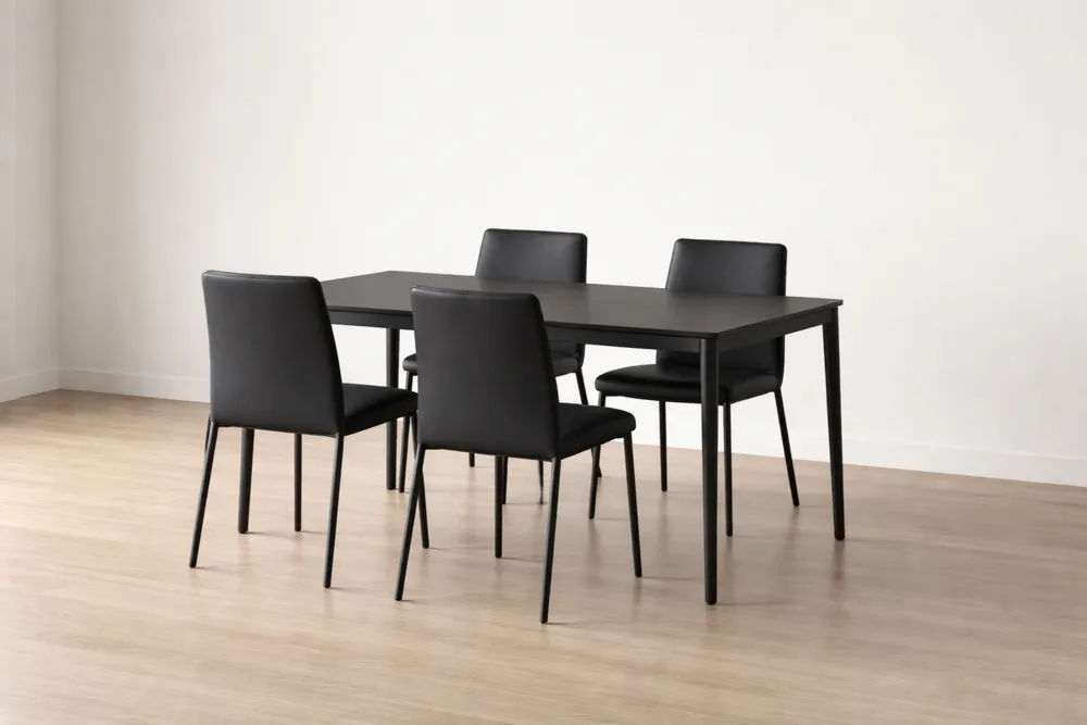 Table en bois et métal avec 4 chaises en cuir synthétique Noir