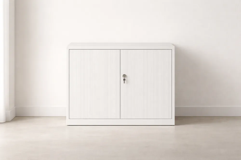 Armoire de rangement en bois avec serrure, dimensions 80 × 40 × 70 cm.