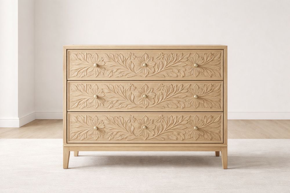Commode en bois sculpté avec trois tiroirs