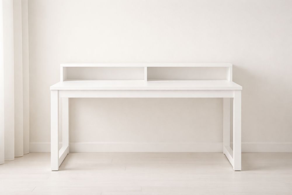 Bureau rectangulaire blanc en bois avec étagère