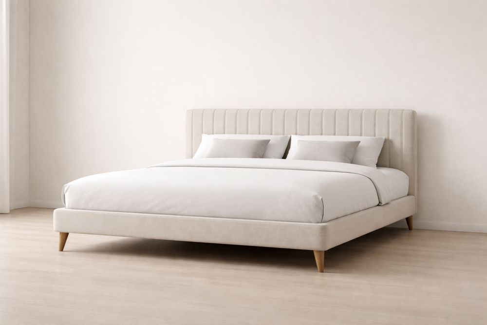 Lit double en tissu beige avec cadre en bois