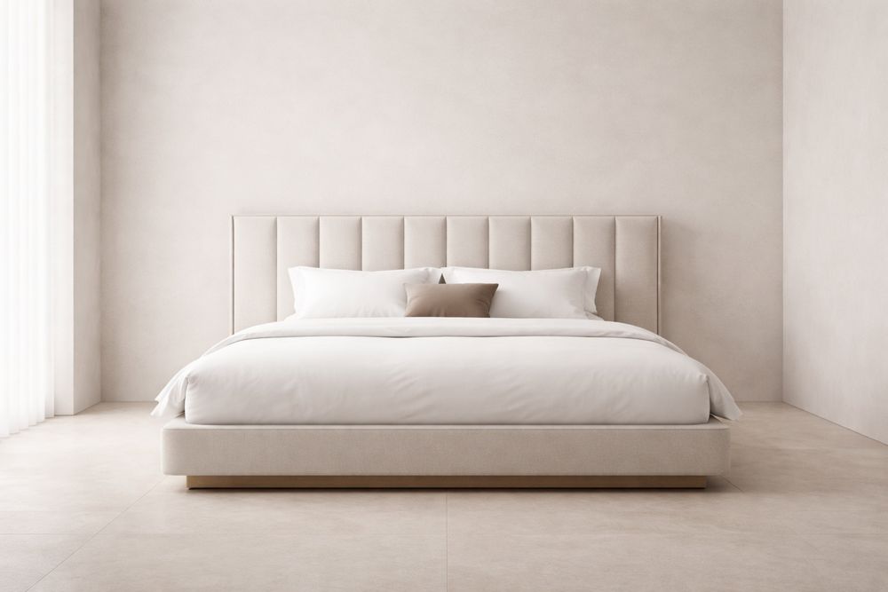 Lit double en tissu beige avec tête de lit rembourrée