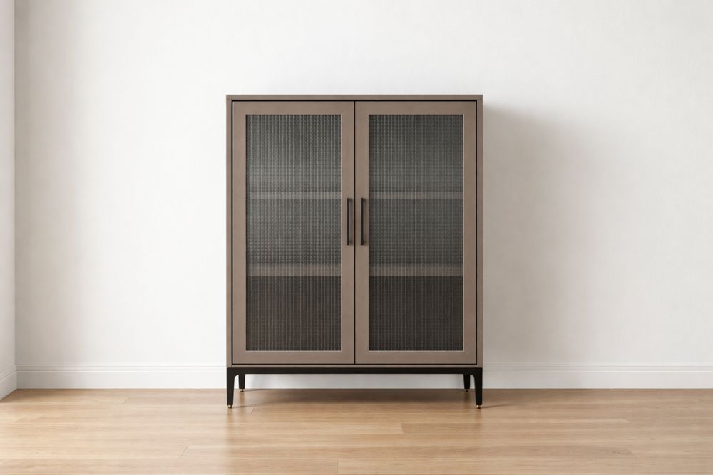 Vitrine en bois avec portes grillagées