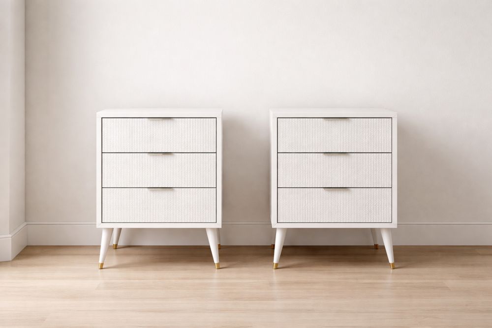 Paire de tables de chevet en bois blanc avec trois tiroirs