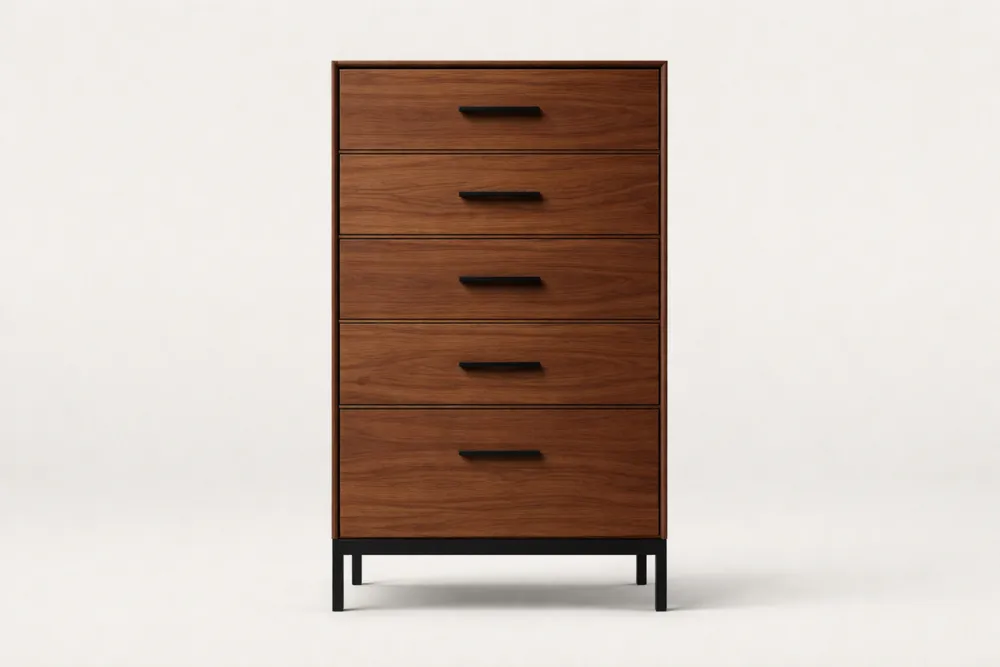 Commode en bois de noyer avec cinq tiroirs et poignées noires