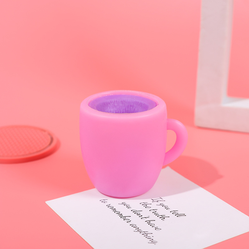 皮をむいたバナナを握るおもちゃ