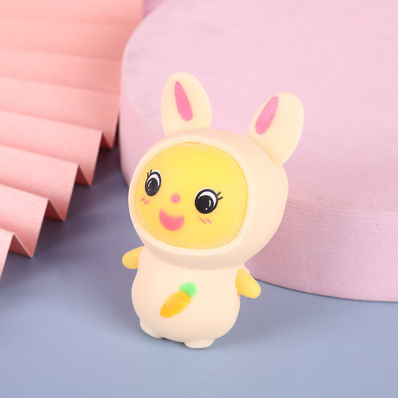 皮をむいたバナナを握るおもちゃ