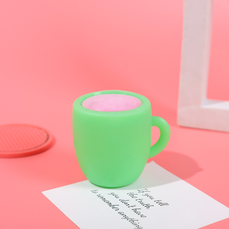 皮をむいたバナナを握るおもちゃ