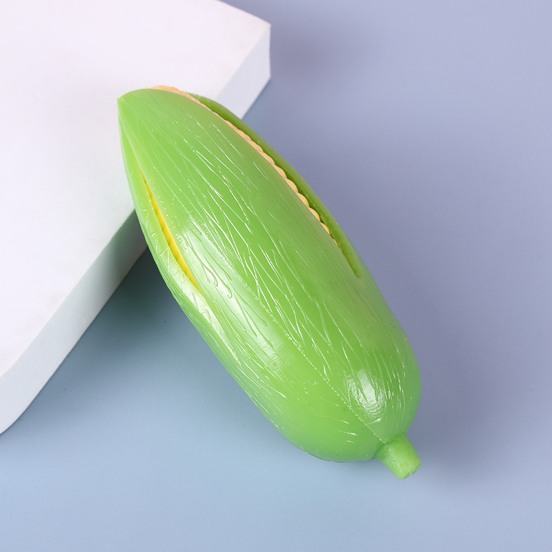 皮をむいたバナナを握るおもちゃ