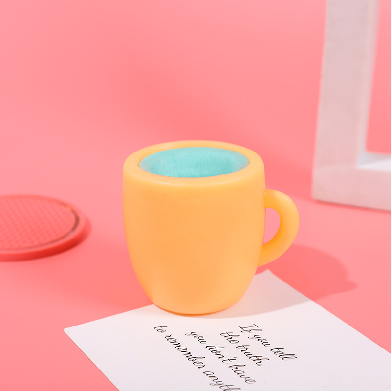 皮をむいたバナナを握るおもちゃ