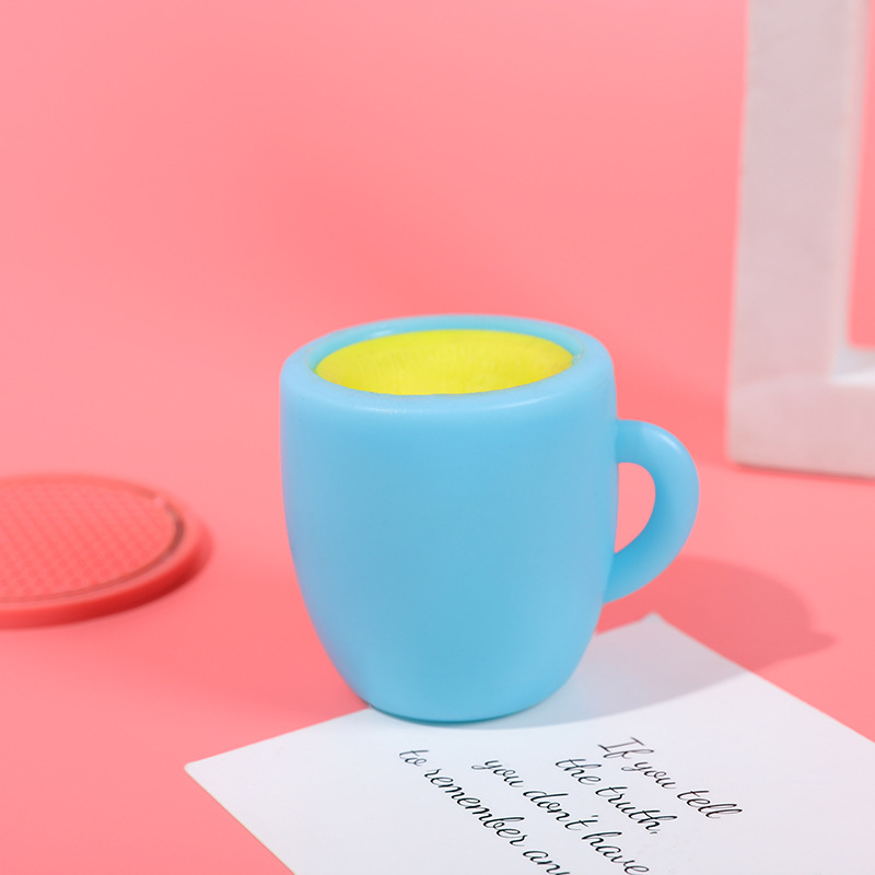 皮をむいたバナナを握るおもちゃ