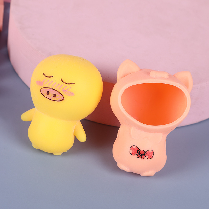 皮をむいたバナナを握るおもちゃ