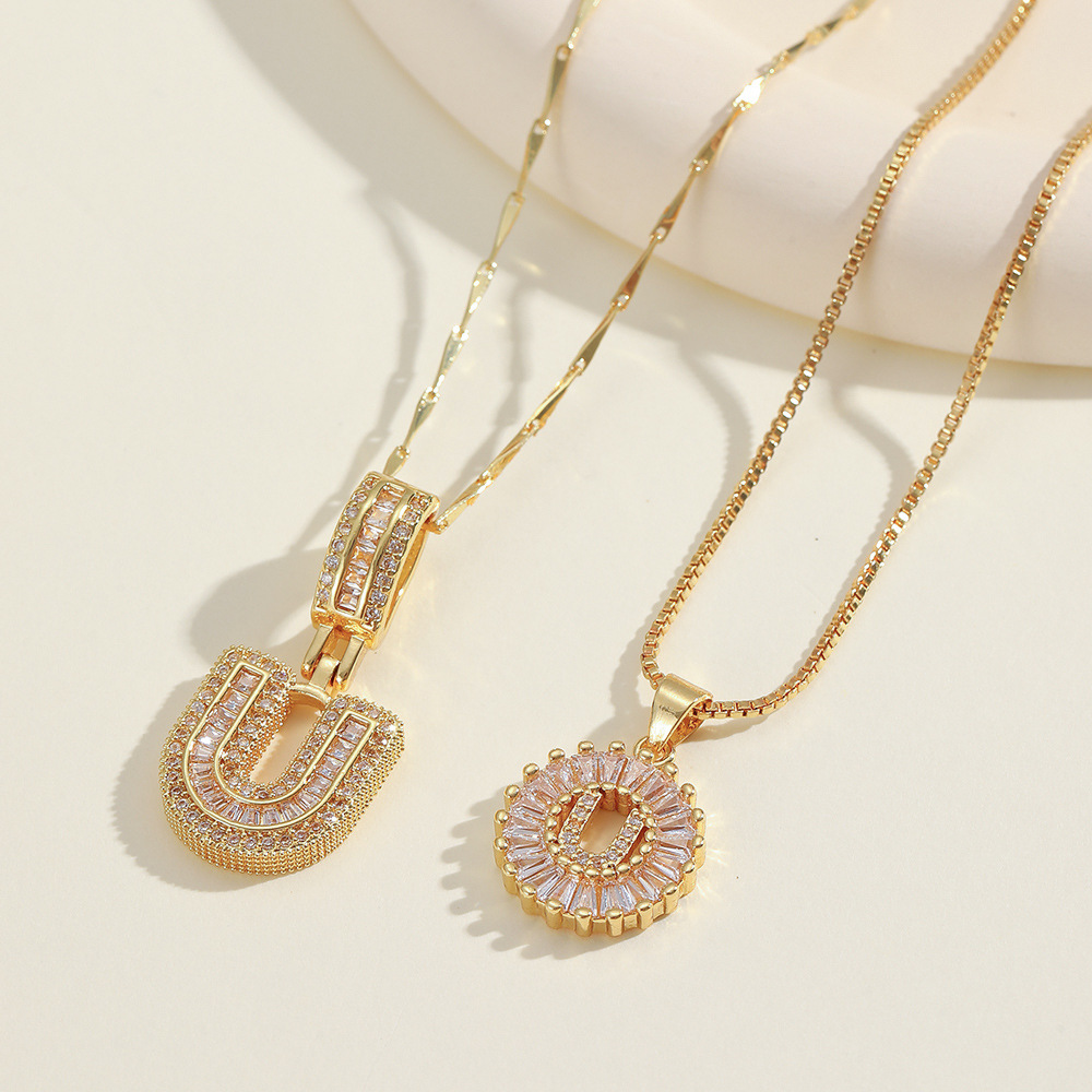 💎 2 бр. колиета с диаманти и инициали – Искрящ блясък и стил, които ще придадат уникален акцент на всяка визия ✨💖 Перфектен избор за специални моменти и подаръци 🎁📦