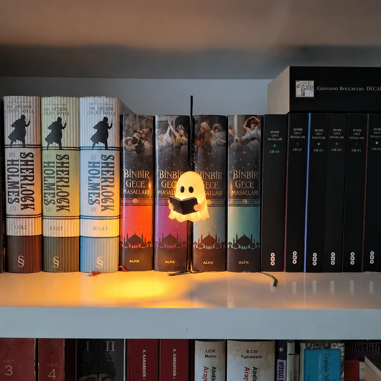 Ghost Bookshelf Lantern