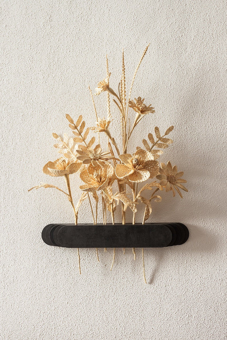 Natural straw woven wildflower bouquet, handmade, home decoration.
