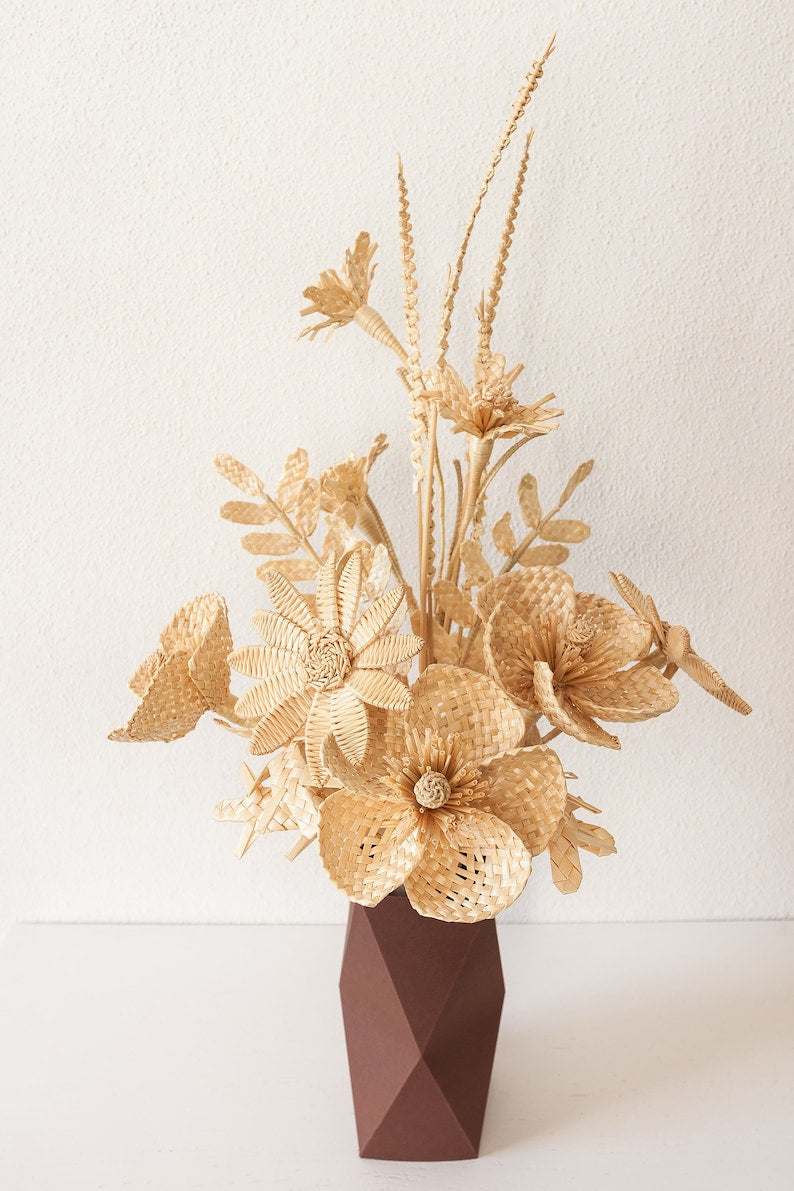 Natural straw woven wildflower bouquet, handmade, home decoration.