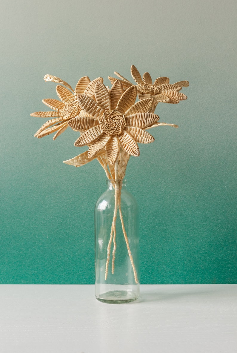 Natural straw woven chamomile bouquet, country style home decoration
